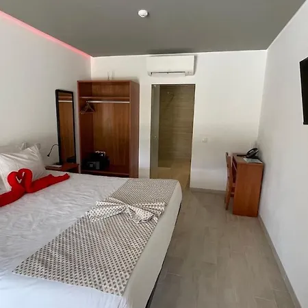 3 Caparica - Lisbon Gay Отель